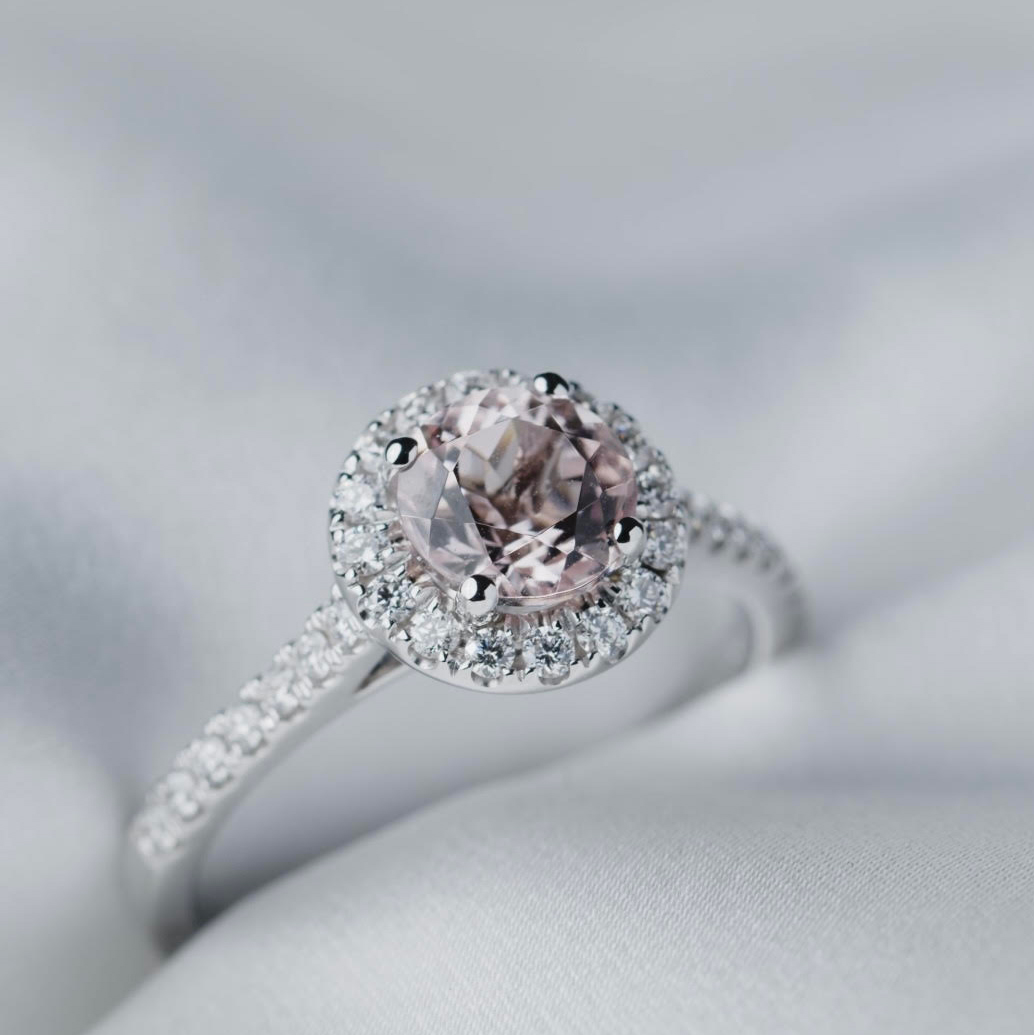 Hvidguld Ring med Morganit og Brillanter fra Henrik Ørsnes